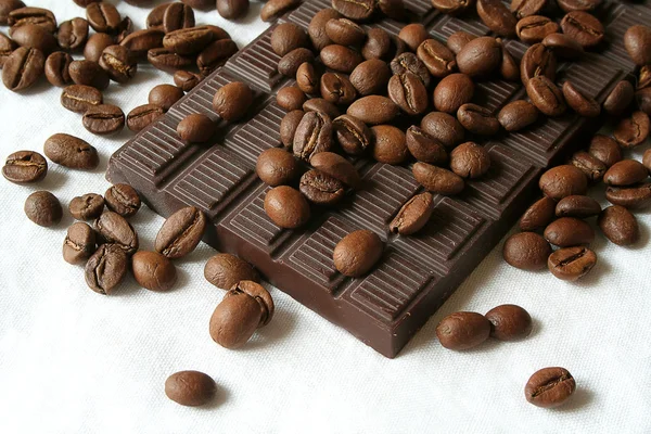 Çikolata ve kahve çekirdekleri — Stok fotoğraf