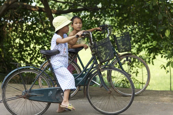 Vietnamese kinderen paardrijden fietsen — Stockfoto