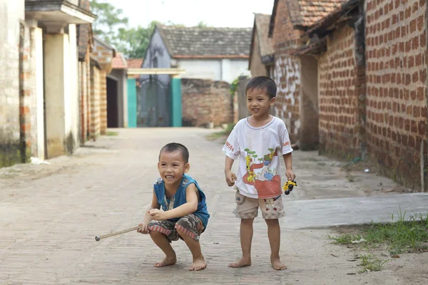Crianças vietnamitas brincando — Fotografia de Stock