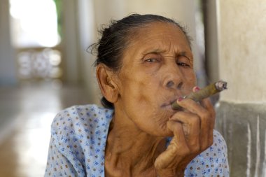 cheroot puro sigara kadın Myanmar