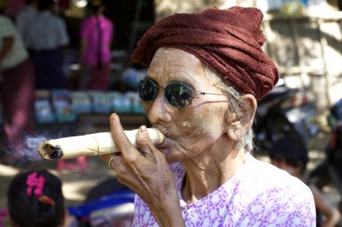 cheroot puro ile Myanmar kadın