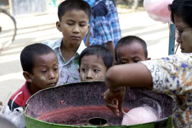 Pamuk şeker çocuklarla Myanmar