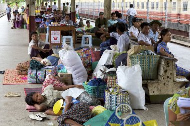 Yangon, myanmar tren istasyonu yolcuları