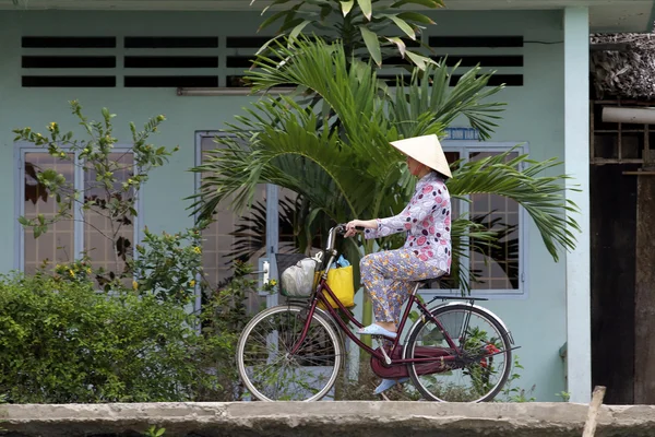 Bisiklet üzerinde Vietnamlı bir kadın — Stok fotoğraf