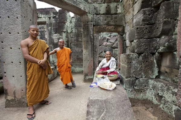 Rahip ve rahibe angkor Kamboçya — Stok fotoğraf