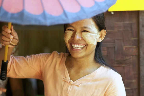 ミャンマー女性身に着けている thanaka 化粧 — ストック写真