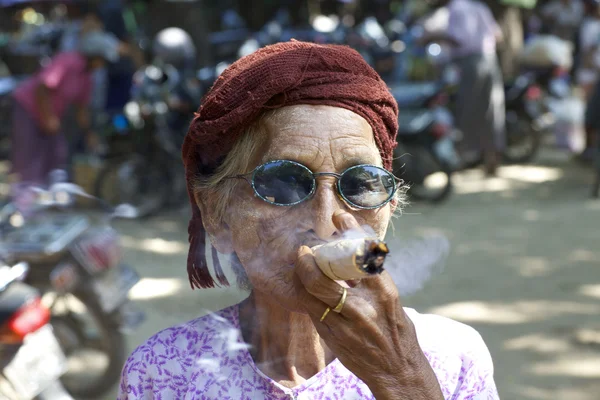 Mujer en Myanmar con Cheroot Cigar — Foto de Stock