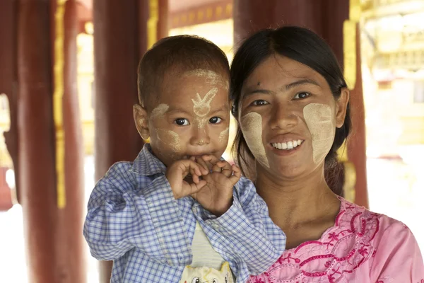 Maquiagem Thanaka tradicional em Myanmar — Fotografia de Stock