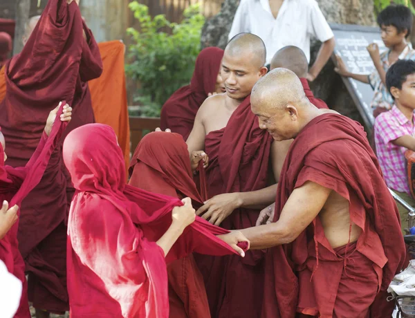 Mniši v Myanmaru — Stock fotografie