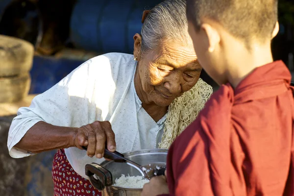 Novizio monaco in Myanmar — Foto Stock