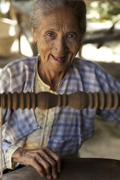 Oude Birmese vrouw in myanmar — Stockfoto