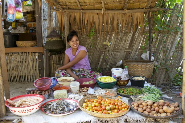 Продуктовый рынок Мьянмы — стоковое фото