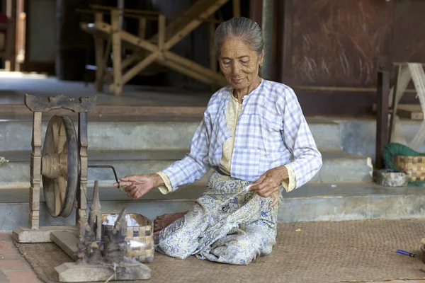 Myanmar mujer girando algodón — Foto de Stock