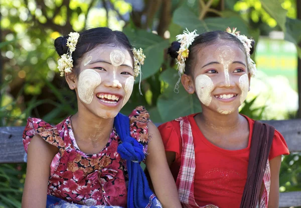 Myanmar Niños vistiendo maquillaje Thanaka — Foto de Stock