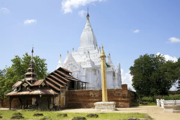 Templo branco em Old Bagan, Myanmar — Fotografia de Stock