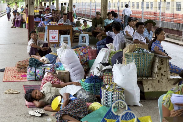 Rangum, Estação Ferroviária de Mianmar Passageiros — Fotografia de Stock