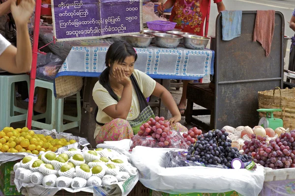 Vendedores de mercado de rua Yangon Myanmar — Fotografia de Stock