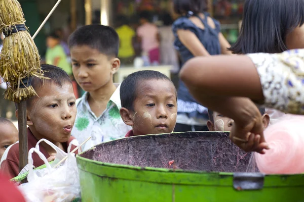 Myanmar kinderen met suikerspin — Stockfoto