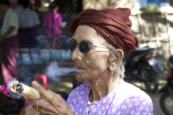 Frau in Myanmar mit Cheroot-Zigarre — Stockfoto
