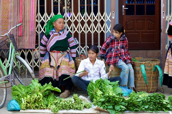 Βιετναμέζικα παιδιά ιππασίας βουβάλια — 图库照片