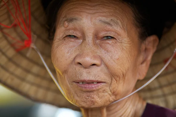 Mujer vietnamita con sombrero cónico Imágenes de stock libres de derechos