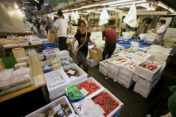 Японский рынок морепродуктов Цукидзи — стоковое фото