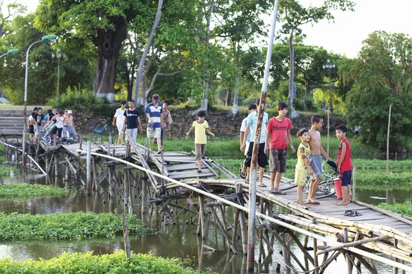 Vietnamské děti na mostě — Stock fotografie