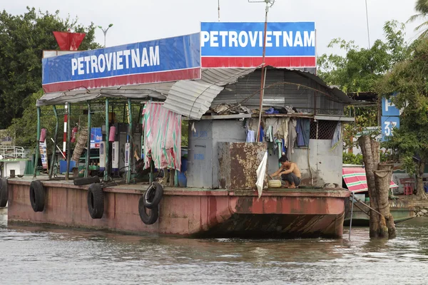 Petro vietnam benzine barge — Stockfoto