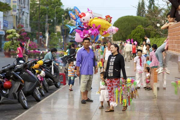 Vietnamesischer Straßenballonverkäufer — Stockfoto