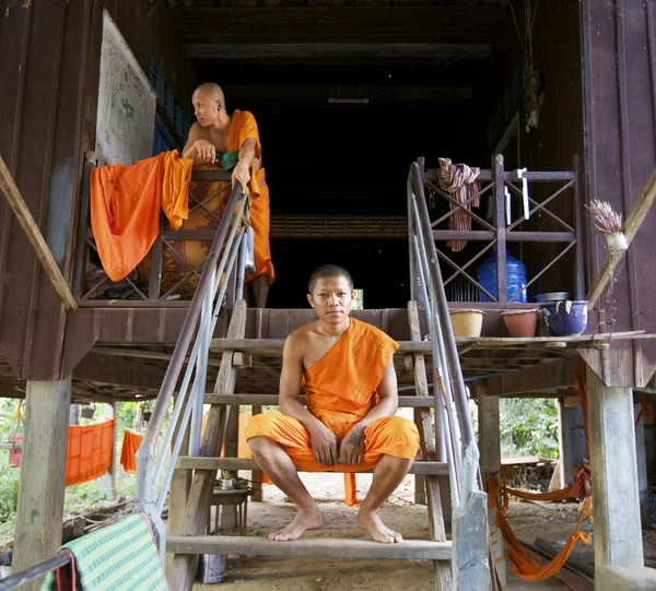 Kamboçya'da evde rahipler — Stok fotoğraf