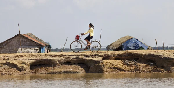 Камбоджийская девушка на велосипеде — стоковое фото