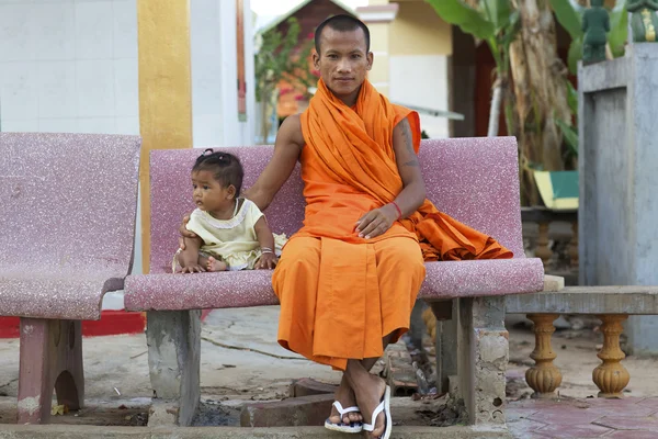 Camboya Monje con bebé —  Fotos de Stock