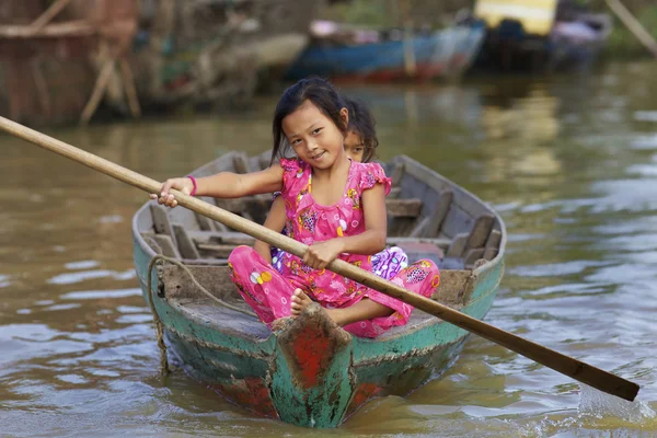 Kambodjanska barn Tonle underminerar laken — Stockfoto