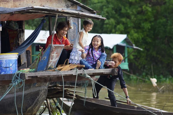 Crianças cambojanas em barco doméstico — Fotografia de Stock