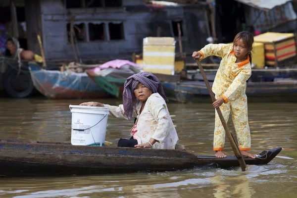 Kambodžské rodiny na jezeře tonle sap — Stock fotografie