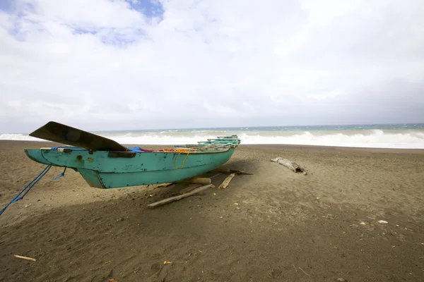 Puinen vene hiekkarannalla — kuvapankkivalokuva