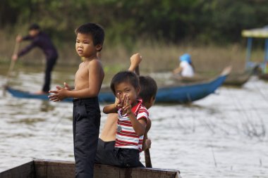 Kamboçyalı çocuk tonle sap Gölü
