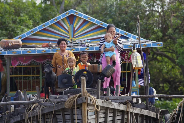 Cambodjaanse familie op woonboot — Stockfoto