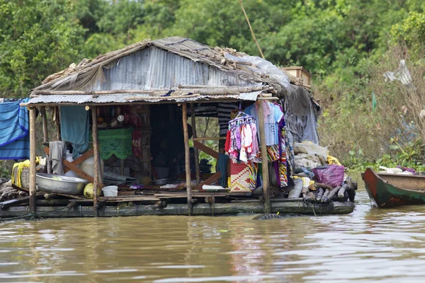 Barco da casa cambojana em Tonle Sap Lake — Fotografia de Stock