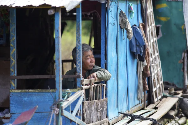 Homem cambojano em casa barco — Fotografia de Stock
