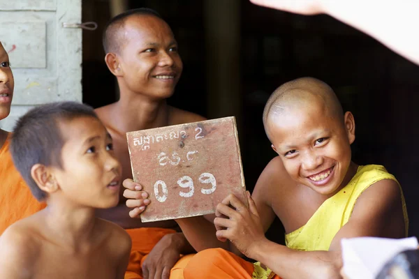 Jóvenes monjes budistas en Camboya — Foto de Stock