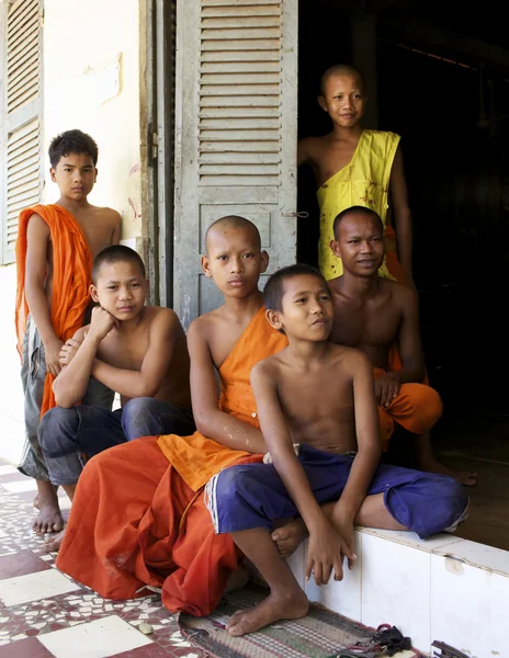Jovens monges budistas no Camboja — Fotografia de Stock
