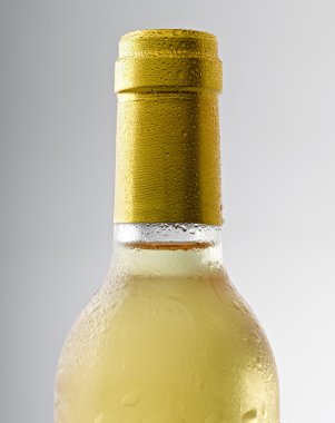 beyaz şarap şişesi üzerinde su damlası