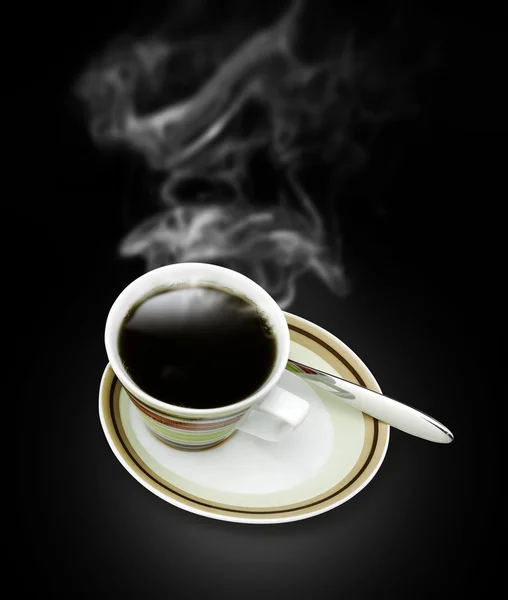 Kop warme koffie met stoom op donkere achtergrond. — Stockfoto