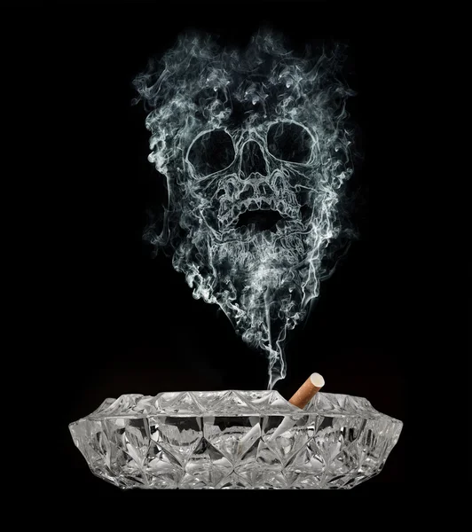 Cráneo de humo saliendo de un cigarrillo . — Foto de Stock
