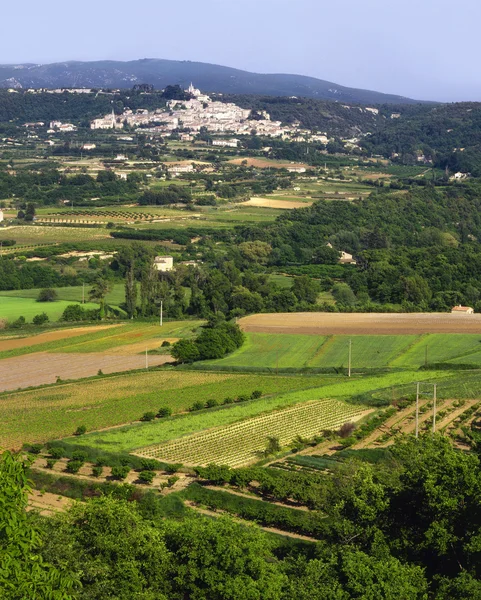 Tipikus táj Dél-Franciaországban, Provence-i Luberon — Stock Fotó