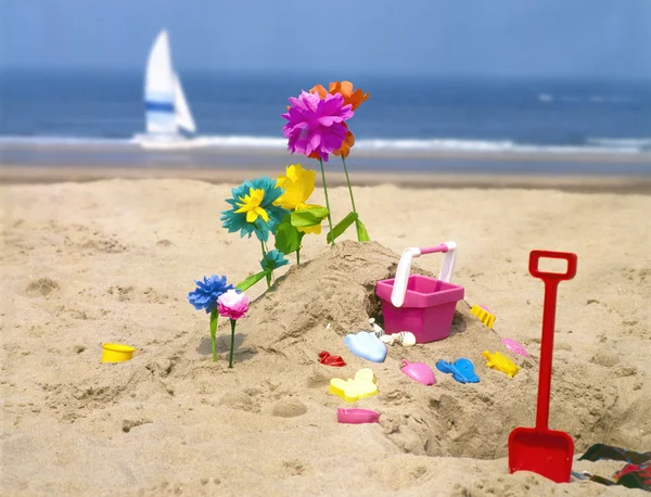 那天阳光明媚的沙滩上儿童沙滩玩具 — 图库照片