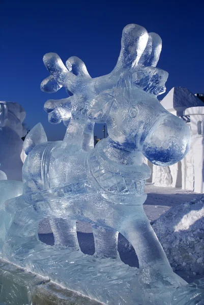 Escultura de hielo de un ciervo Imagen de stock