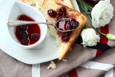 tatlı kiraz reçeli, tost ve çiçekler