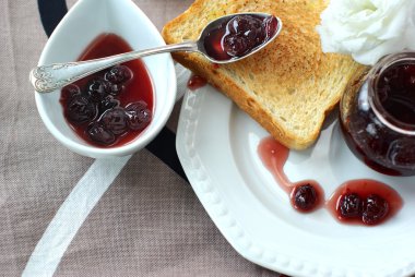 tatlı kiraz reçeli, tost ve çiçekler